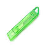 Cutter au design translucide avec système de sécurité auto-rétractable couleur vert première vue d'usage