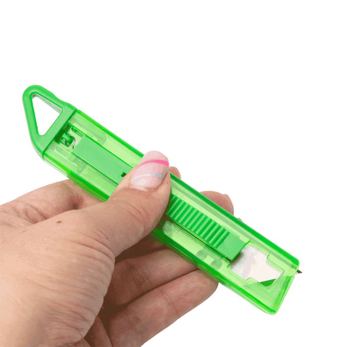 Cutter au design translucide avec système de sécurité auto-rétractable couleur vert