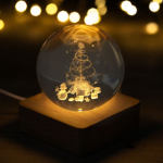 Décoration de Noël boule de verre avec base en bois et lumière chaude