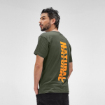 T-shirt unisexe en coton biologique avec col côtelé 140 g/m2 couleur vert militaire vue d'ambiance