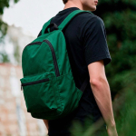 Sac à dos léger en plastique recyclé avec intérieur rembourré pour PC 15,6” couleur vert vue d'ambiance