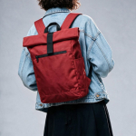 Sac à dos à fermeture enroulable en plastique recyclé pour ordinateur 15,6'' couleur rouge vue d'ambiance