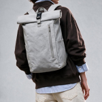 Sac à dos écologique à fermeture roulée avec base renforcée et poche frontale 16L couleur gris clair vue d'ambiance