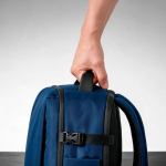 Sac à dos cabine en plastique recyclé résistant à l’eau de 17” couleur bleu marine vue d'ambiance