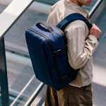 Sac à dos cabine en plastique recyclé résistant à l’eau de 17” couleur bleu marine