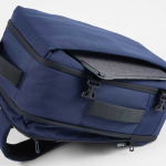 Sac à dos cabine en plastique recyclé résistant à l’eau de 17” couleur bleu marine vue détaillée