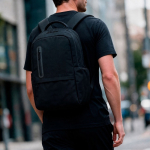 Sac à dos en plastique recyclé résistant à l’eau, idéal pour ordinateur portable 17'' couleur noir vue d'ambiance