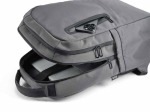 Sac à dos en plastique recyclé résistant à l’eau, idéal pour ordinateur portable 17'' couleur gris foncé vue détaillée