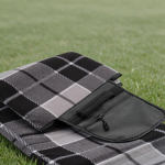 Couverture de pique-nique pliable en polyester recyclé avec envers imperméable couleur gris deuxième vue d'ambiance