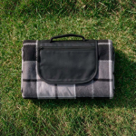 Couverture de pique-nique pliable en polyester recyclé avec envers imperméable couleur gris troisième vue d'ambiance