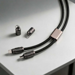 Câble de charge USB-C 60W avec alliage de zinc et lanière réglable pour téléphone couleur noir vue d'ambiance