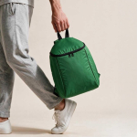 Sac à dos isotherme en polyester recyclé avec double fermeture éclair 12L couleur vert vue d'ambiance