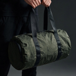 Sac de sport en nylon recyclé avec compartiment à chaussures couleur vert foncé vue d'ambiance