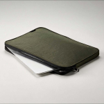 Housse pour ordinateur portable en nylon recyclé résistante et imperméable 15,6'' couleur vert foncé vue d'ambiance