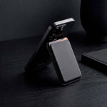 Porte-cartes magnétique 2 en 1 en cuir vegan avec support pour téléphone couleur noir vue d'ambiance