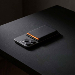 Porte-cartes magnétique pour téléphone en cuir synthétique avec clip couleur noir vue d'ambiance