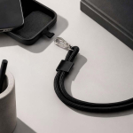 Lanière universelle réglable pour téléphone en polyester recyclé couleur noir vue d'ambiance