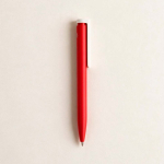 Stylo en plastique recyclé au design ultraléger et à encre bleue couleur rouge vue d'ambiance