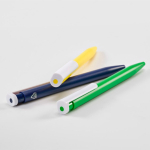 Stylo en plastique recyclé au design ultraléger et à encre bleue vue détaillée