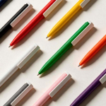 Stylo en plastique recyclé au design ultraléger et à encre bleue