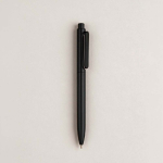 Stylo en plastique recyclé avec clip renforcé et encre bleue couleur noir vue d'ambiance