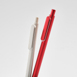 Stylo en plastique recyclé avec clip renforcé et encre bleue vue détaillée