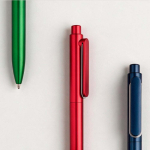 Stylo en plastique recyclé avec clip renforcé et encre bleue