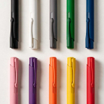 Stylo en aluminium recyclé avec finition caoutchoutée et encre bleue