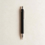 Stylo en aluminium recyclé à bouton-poussoir, encre bleue couleur noir vue d'ambiance