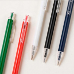 Stylo en aluminium recyclé à bouton-poussoir, encre bleue