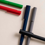 Stylo à bouton-poussoir en aluminium recyclé, finition brillante et encre bleue