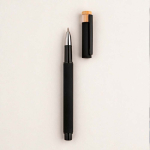 Stylo roller en aluminium recyclé et bambou avec encre bleue couleur noir vue d'ambiance