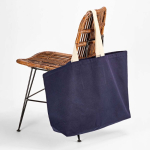 Sac de courses en coton recyclé de 32 L avec soufflet 400 g/m² couleur bleu marine vue d'ambiance