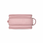 Trousse de toilette suspendue en cuir synthétique recyclé avec crochet et trois compartiments couleur rose troisième vue