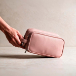 Trousse de toilette suspendue en cuir synthétique recyclé avec crochet et trois compartiments couleur rose