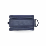 Trousse de toilette suspendue en cuir synthétique recyclé avec crochet et trois compartiments couleur bleu marine troisième vue