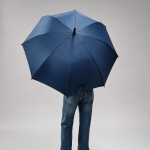 Parapluie en pongé à ouverture automatique et 8 panneaux ø106 couleur bleu marine vue d'ambiance