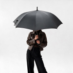 Parapluie automatique anti-tempête en plastique recyclé ø101 couleur noir vue d'ambiance