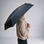Parapluie pliable manuel en pongé de plastique recyclé ø95 couleur noir vue d'ambiance