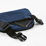 Sac banane imperméable en nylon recyclé avec poche arrière 1,5L couleur bleu marine vue détaillée