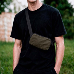Sac banane imperméable en nylon recyclé avec poche arrière 1,5L couleur vert foncé vue d'ambiance
