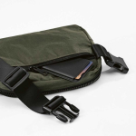 Sac banane imperméable en nylon recyclé avec poche arrière 1,5L couleur vert foncé vue détaillée