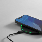 Chargeur sans fil magnétique en plastique recyclé avec USB-C et 15 W couleur noir vue détaillée
