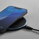 Chargeur sans fil magnétique en aluminium recyclé avec USB-C et 15W couleur noir vue détaillée