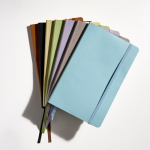 Carnet souple A5 en similicuir à élastique et pages unies couleur bleu ciel