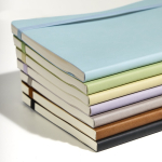 Carnet souple A5 en similicuir à élastique et pages unies couleur bleu ciel
