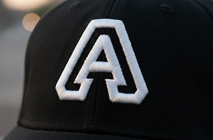 Broderie en relief qui apporte du volume et du caractère à votre marque