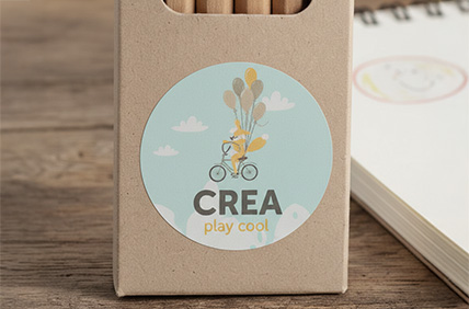 Étiquette adhésive en couleur appliquée directement sur le produit