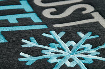 Broderie avec des fils de différentes couleurs pour un aspect professionnel