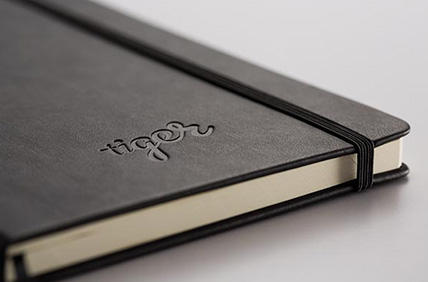 Gravure thermique créant un relief sans encre ni couleur